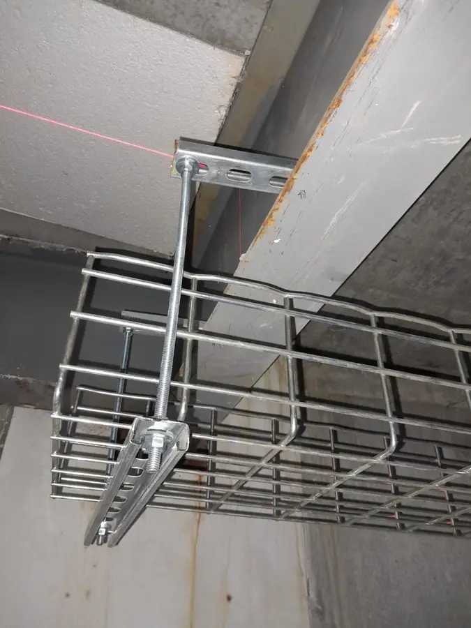 Bandeja portacables en instalación eléctrica industrial