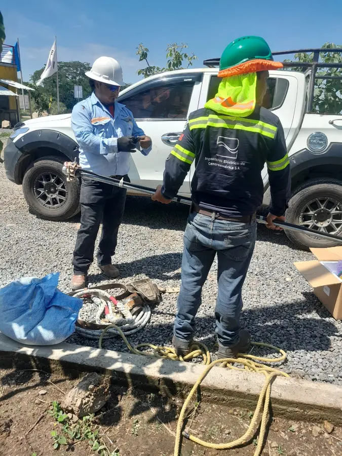 Cuadrilla de IECA trabajando en proyecto eléctrico