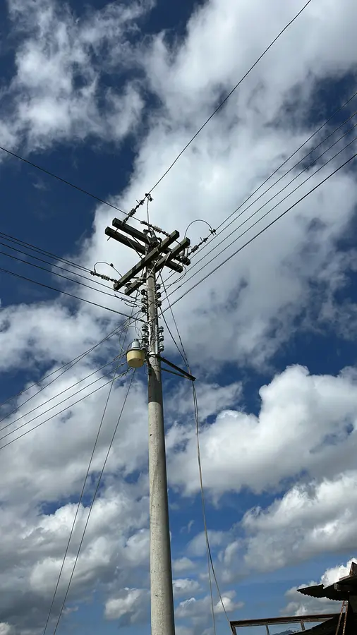 Línea de media tensión con transformadores instalada por IECA